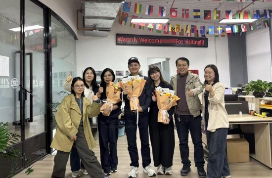 Recebemos calorosamente uma delegação de clientes tailandeses em nossa fábrica